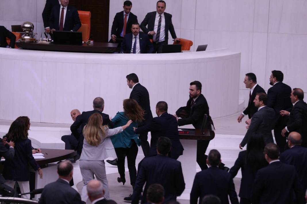 Alpay Özalan'ın Ahmet Şık'a saldırıp kaçmasının yakın görüntüleri ortaya çıktı - Resim: 3