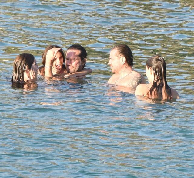 Kenan Doğulu ile Beren Saat denizde keyif yaptı - Resim: 4