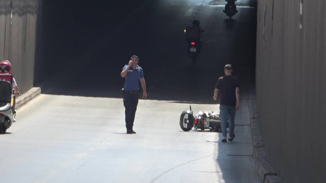 Antalya'da motosiklet yayaya çarptı. O anlar güvenlik kamerasında - Resim: 8