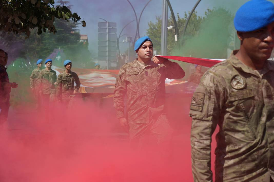 Bolu'da komandolar ayak sesleri ve marşlarla caddeyi inletti - Resim: 2