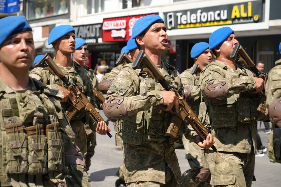 Bolu'da komandolar ayak sesleri ve marşlarla caddeyi inletti - Resim: 1