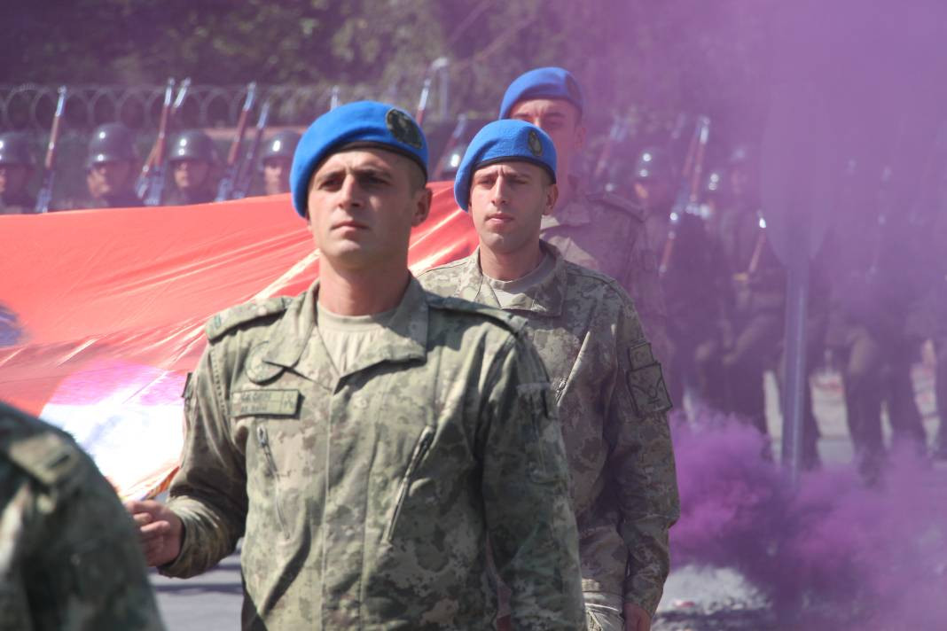 Bolu'da komandolar ayak sesleri ve marşlarla caddeyi inletti - Resim: 11