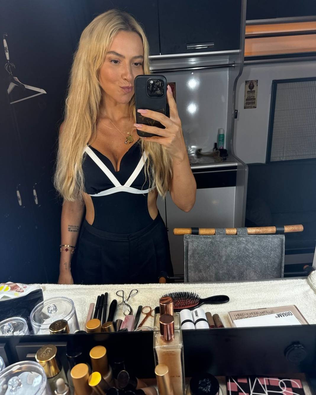 Hadise kamera arkasından olay pozları paylaştı - Resim: 5