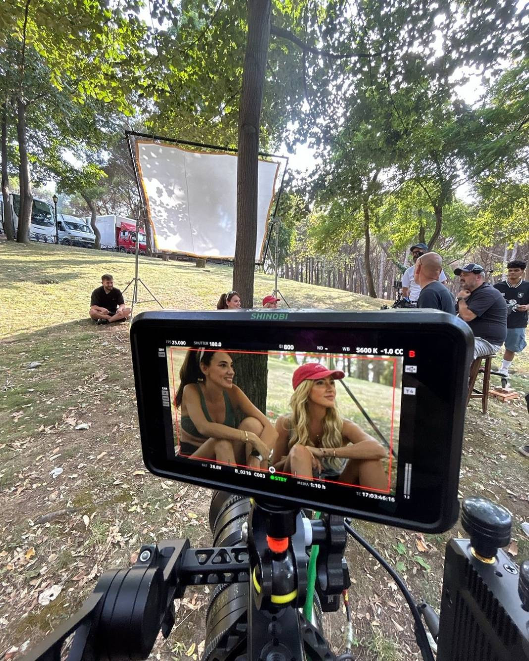 Hadise kamera arkasından olay pozları paylaştı - Resim: 14