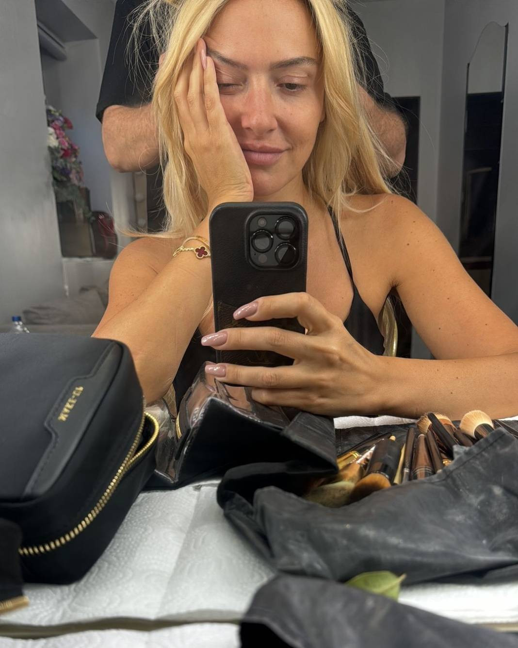 Hadise kamera arkasından olay pozları paylaştı - Resim: 9