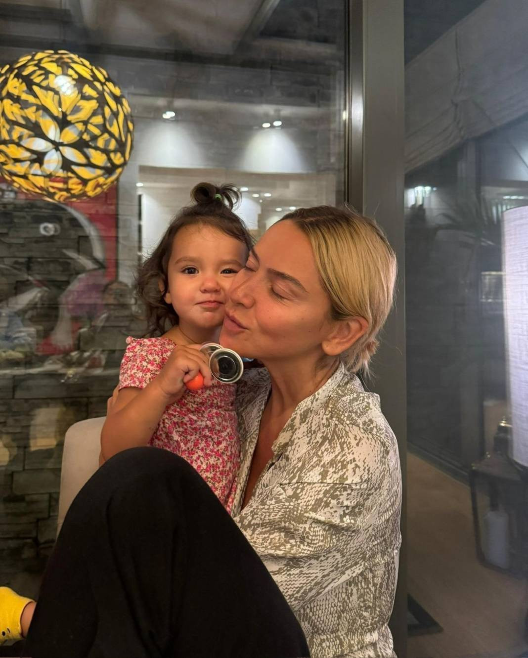 Hadise kamera arkasından olay pozları paylaştı - Resim: 7