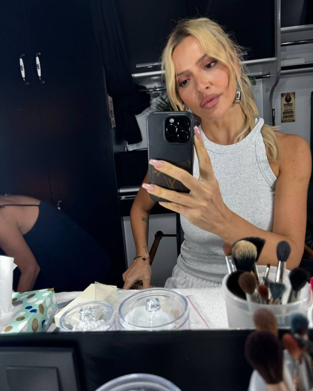 Hadise kamera arkasından olay pozları paylaştı - Resim: 10