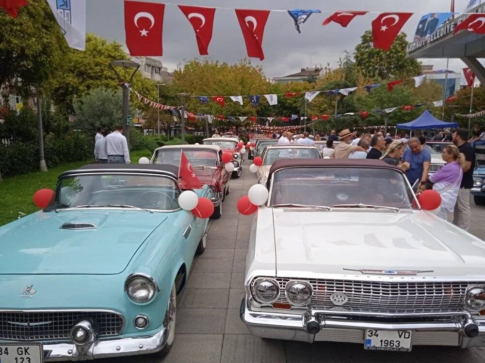 Kadıköy'de klasik otomobillerden 30 Ağustos konvoyu - Resim: 8