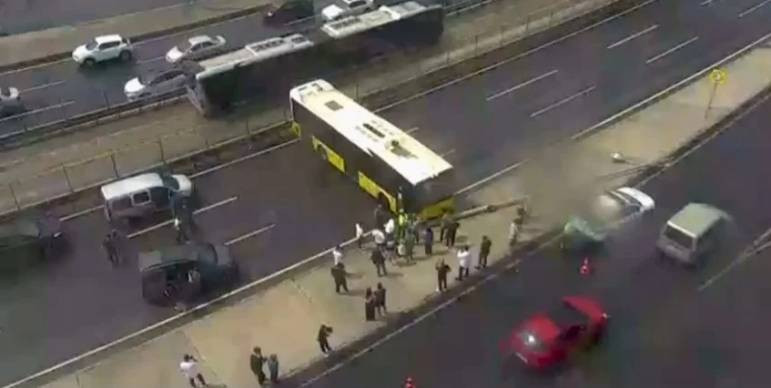 İETT otobüsü direğe çarptı. D-100 trafiğe kapandı - Resim: 3