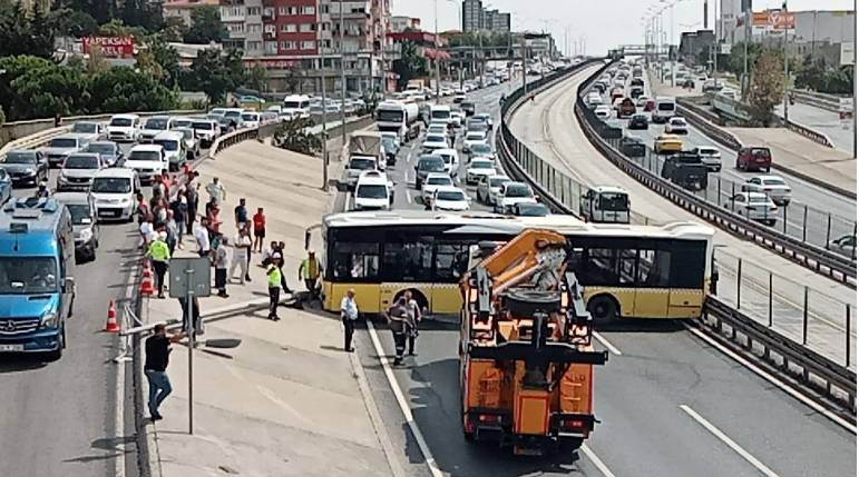 İETT otobüsü direğe çarptı. D-100 trafiğe kapandı - Resim: 1