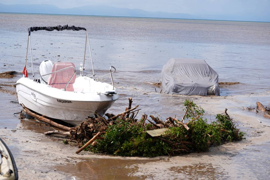İzmir'de sel felaketi! Yollar çöktü araçlar denize sürüklendi - Resim: 21