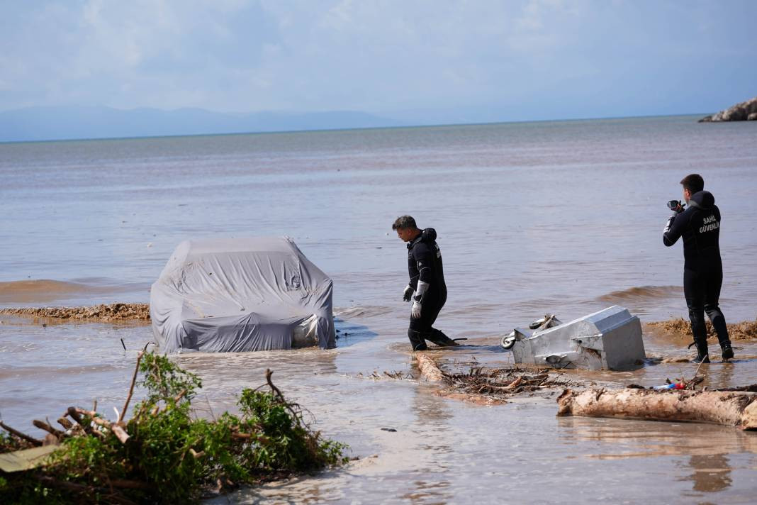 İzmir'de sel felaketi! Yollar çöktü araçlar denize sürüklendi - Resim: 16