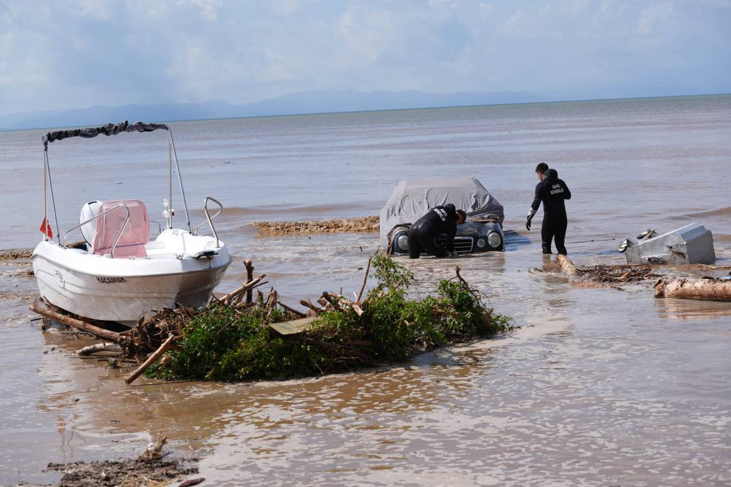 İzmir'de sel felaketi! Yollar çöktü araçlar denize sürüklendi - Resim: 15