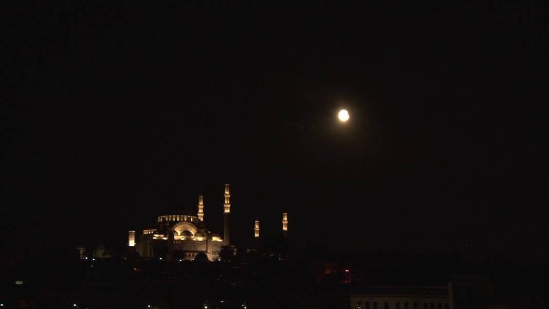 İstanbul'da Süper Kanlı Ay Tutulması - Resim: 2