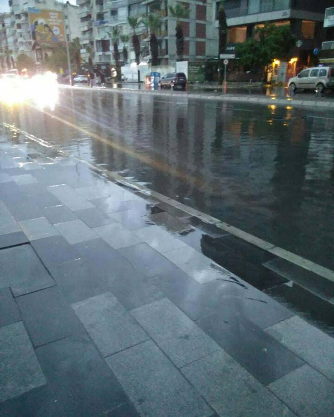 İzmir'de sel felaketi! Yollar çöktü araçlar denize sürüklendi - Resim: 13