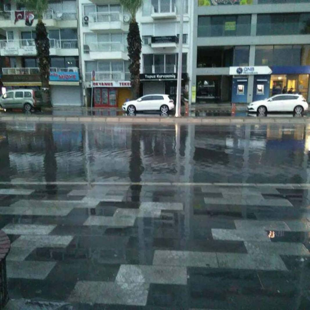 İzmir'de sel felaketi! Yollar çöktü araçlar denize sürüklendi - Resim: 10