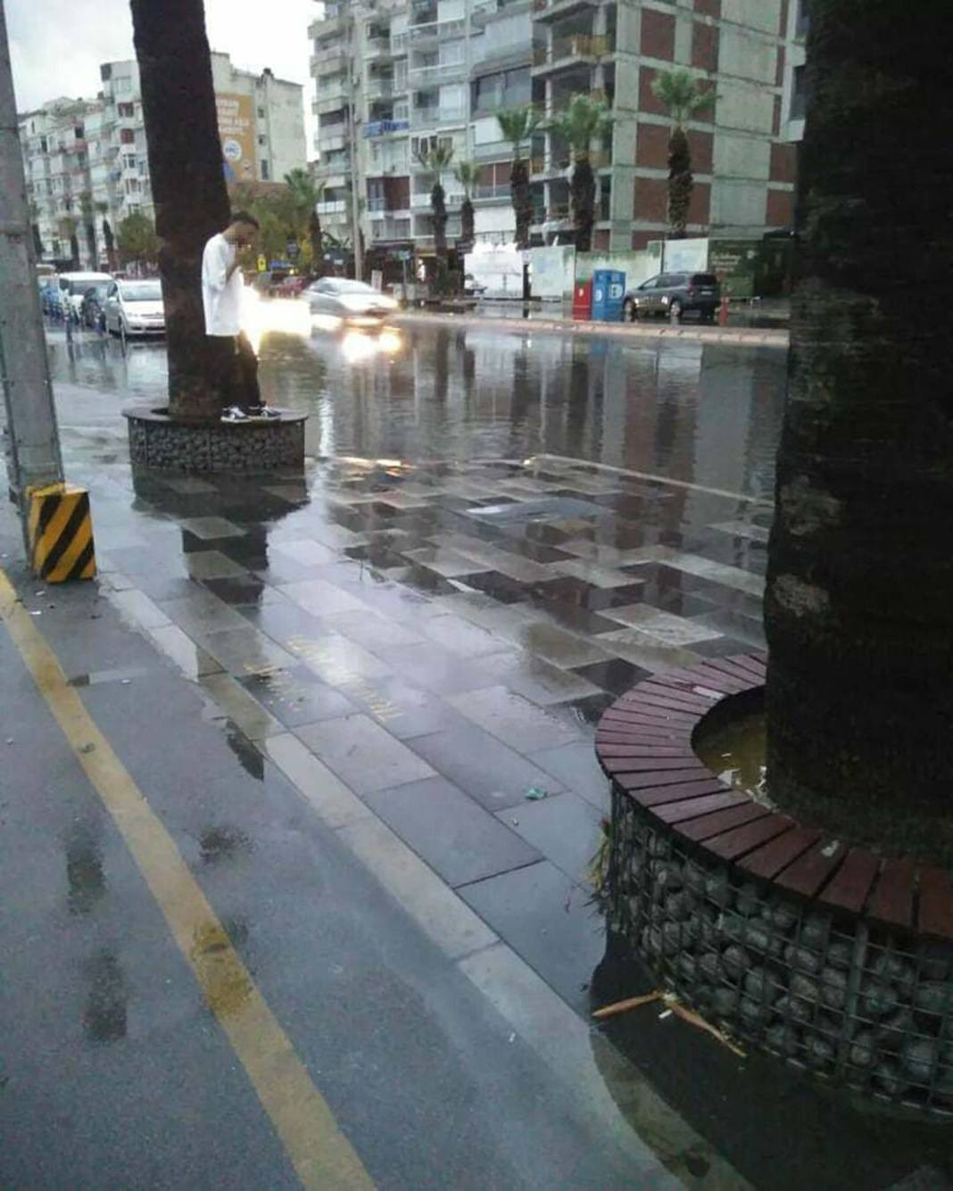 İzmir'de sel felaketi! Yollar çöktü araçlar denize sürüklendi - Resim: 9