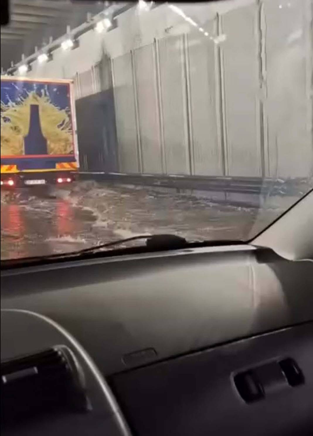 İzmir'de sel felaketi! Yollar çöktü araçlar denize sürüklendi - Resim: 8