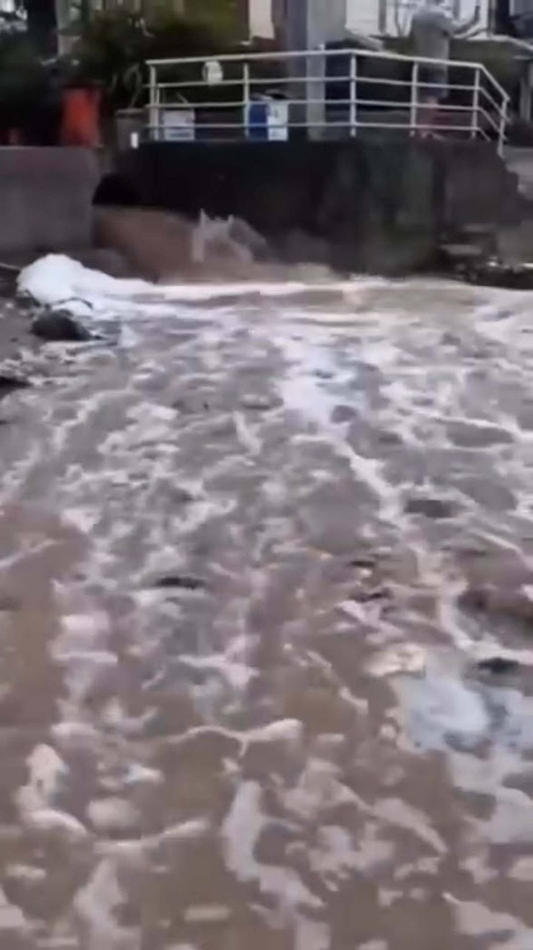 İzmir'de sel felaketi! Yollar çöktü araçlar denize sürüklendi - Resim: 7