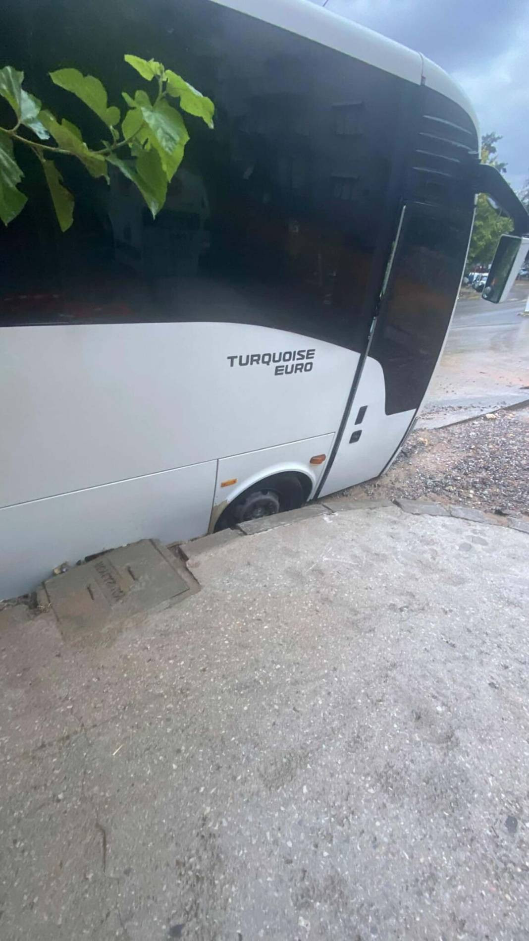 İzmir'de sel felaketi! Yollar çöktü araçlar denize sürüklendi - Resim: 5