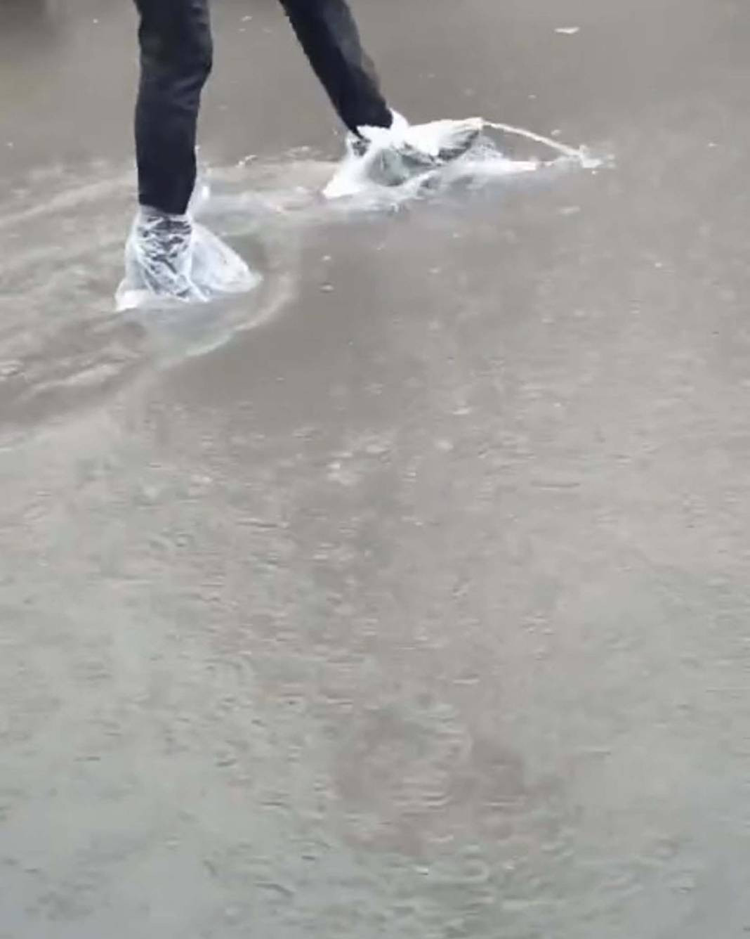 İzmir'de sel felaketi! Yollar çöktü araçlar denize sürüklendi - Resim: 4