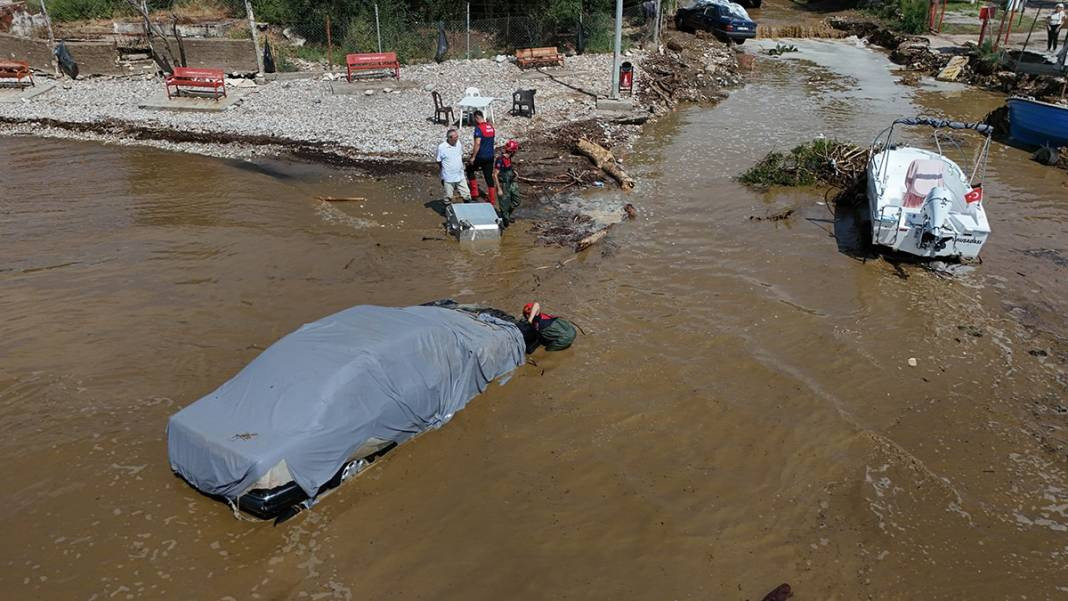 İzmir'de sel felaketi! Yollar çöktü araçlar denize sürüklendi - Resim: 19