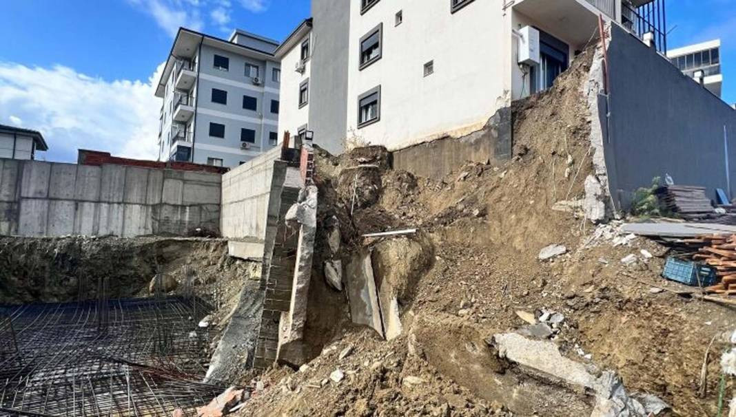 İzmir'de sel felaketi! Yollar çöktü araçlar denize sürüklendi - Resim: 1
