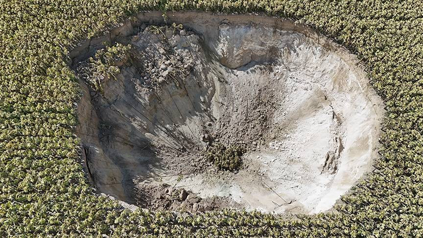 Konya'da korkutan obruk. 6 metre derinliğinde 25 metre çapında - Resim: 3