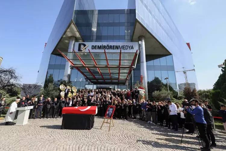 Son yolculuğuna uğurlanıyor! Usta gazeteci Güneri Cıvaoğlu'na veda töreni - Resim: 6