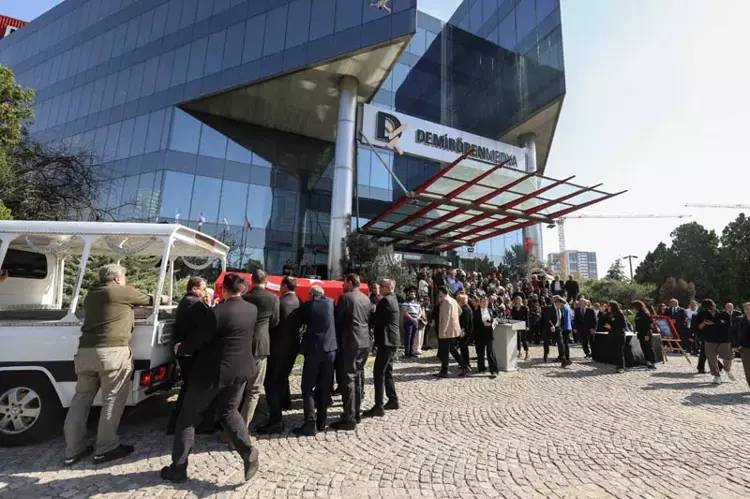 Son yolculuğuna uğurlanıyor! Usta gazeteci Güneri Cıvaoğlu'na veda töreni - Resim: 5