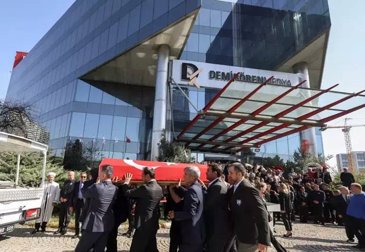 Son yolculuğuna uğurlanıyor! Usta gazeteci Güneri Cıvaoğlu'na veda töreni - Resim: 1