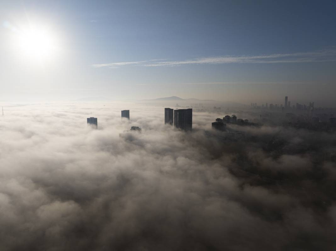 İstanbul'u sis bastı gökdelenler bulutların üstüne çıktı - Resim: 3