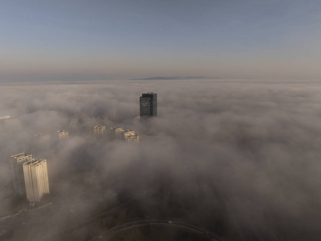 İstanbul'u sis bastı gökdelenler bulutların üstüne çıktı - Resim: 6