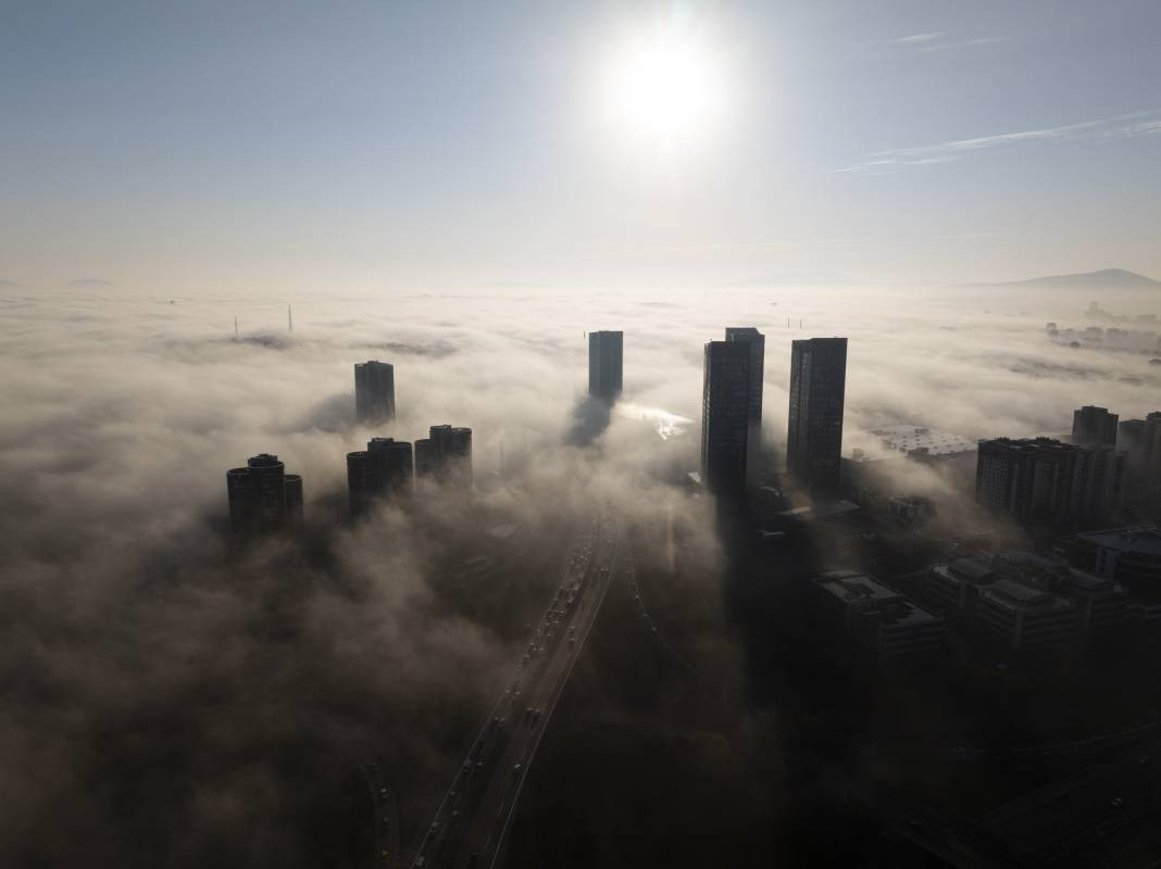 İstanbul'u sis bastı gökdelenler bulutların üstüne çıktı - Resim: 8