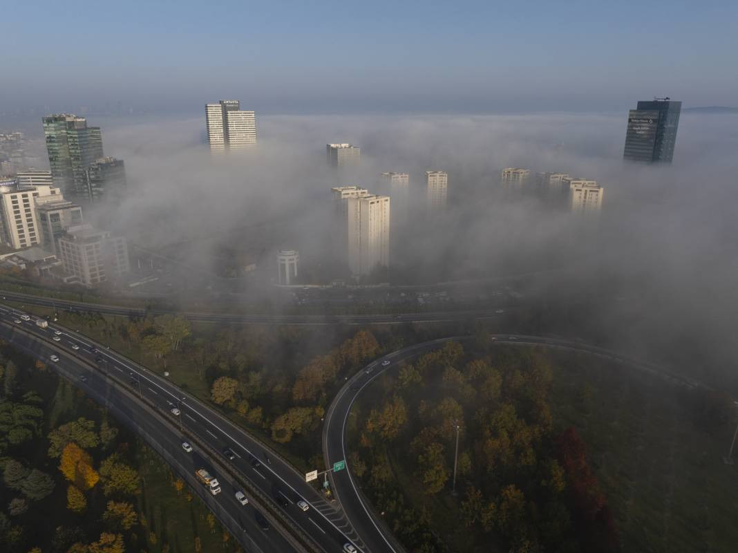 İstanbul'u sis bastı gökdelenler bulutların üstüne çıktı - Resim: 5