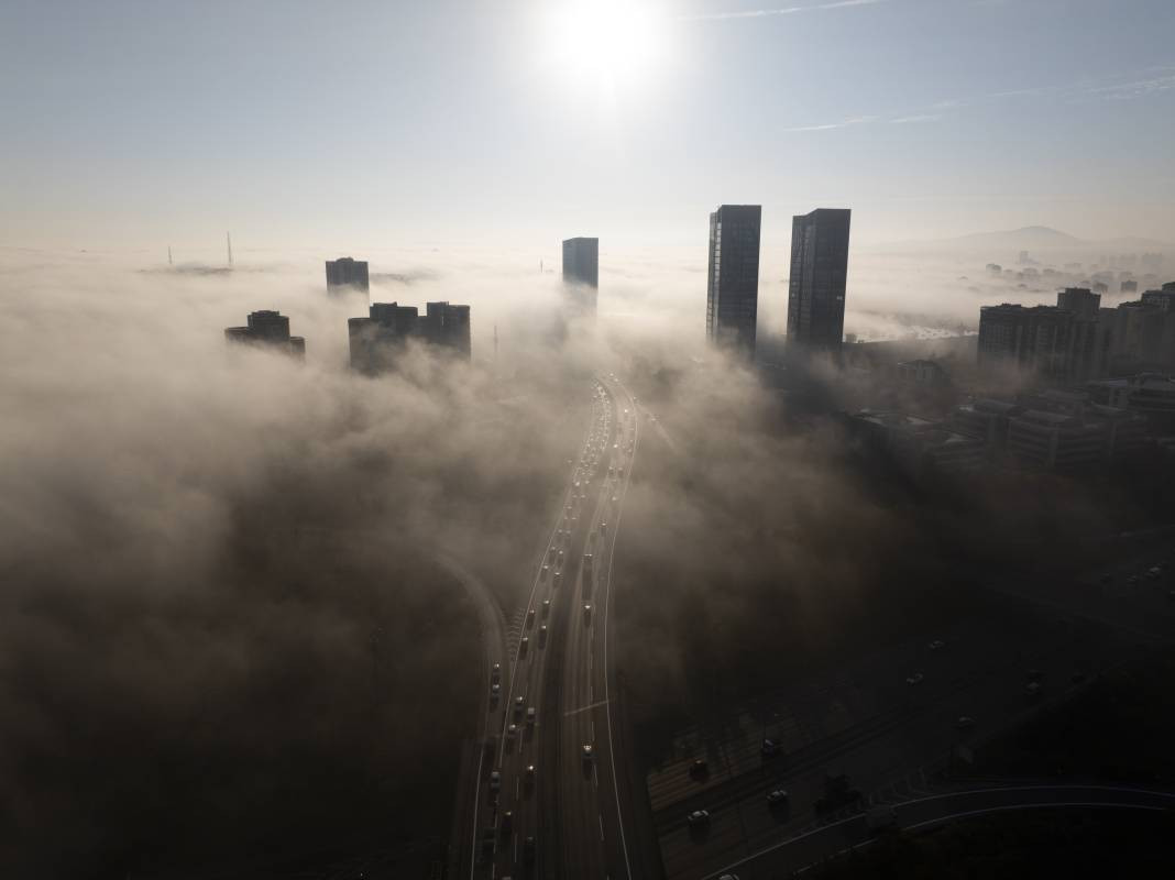 İstanbul'u sis bastı gökdelenler bulutların üstüne çıktı - Resim: 9