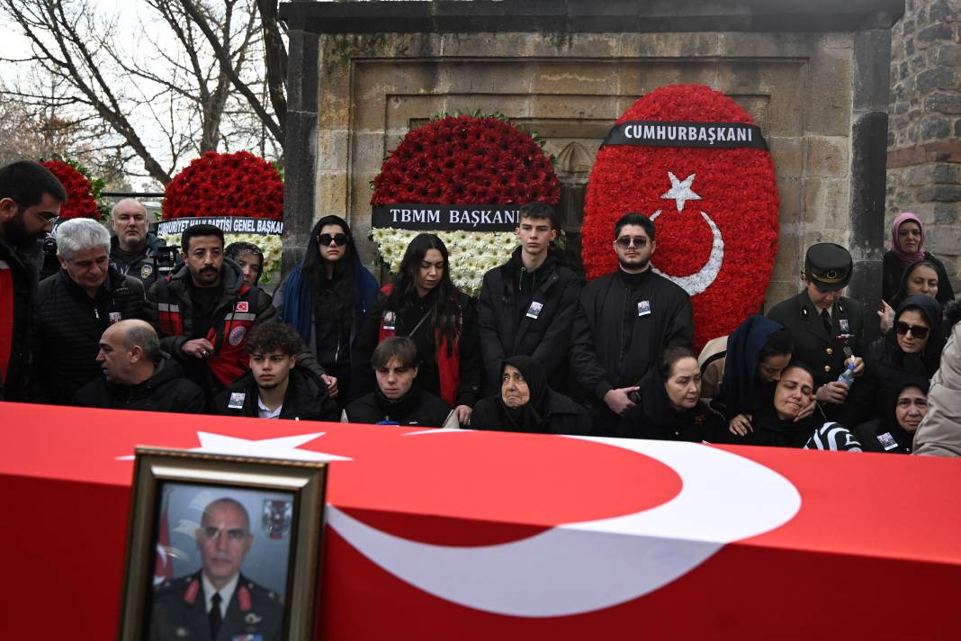 Kayseri şehidine ağladı! Tuğgeneral İsa Baydilli'ye son veda - Resim: 30