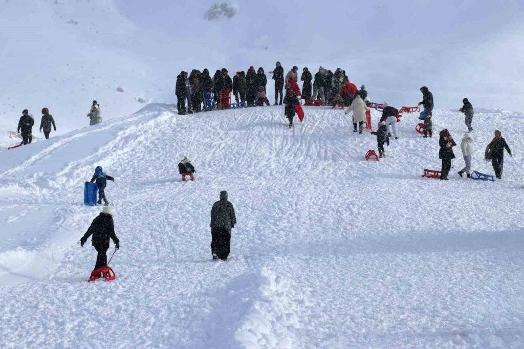 Kartpostalları aratmayan görüntüler... Kar kalınlığı 1 metreyi aştı! Tatilciler o bölgeye akın etti - Resim: 3