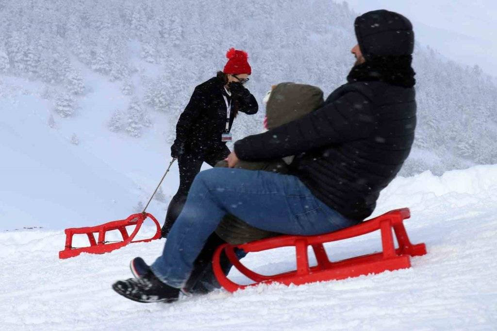 Kartpostalları aratmayan görüntüler... Kar kalınlığı 1 metreyi aştı! Tatilciler o bölgeye akın etti - Resim: 2