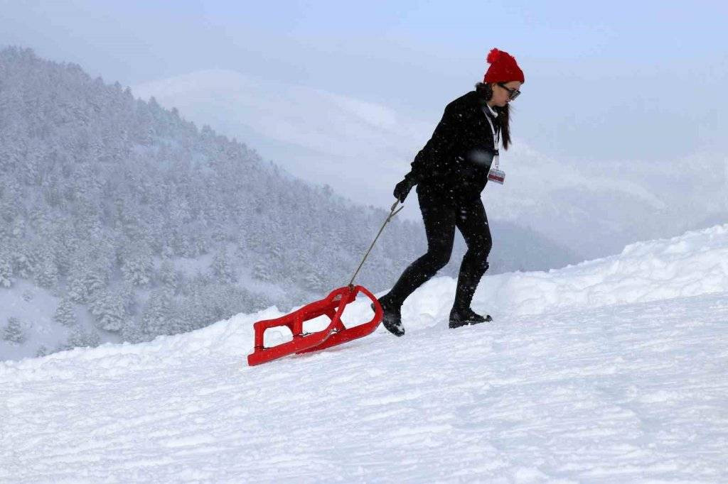 Kartpostalları aratmayan görüntüler... Kar kalınlığı 1 metreyi aştı! Tatilciler o bölgeye akın etti - Resim: 1