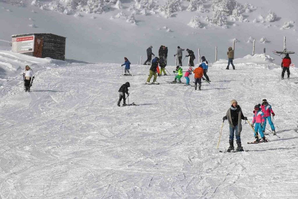 Kartpostalları aratmayan görüntüler... Kar kalınlığı 1 metreyi aştı! Tatilciler o bölgeye akın etti - Resim: 8