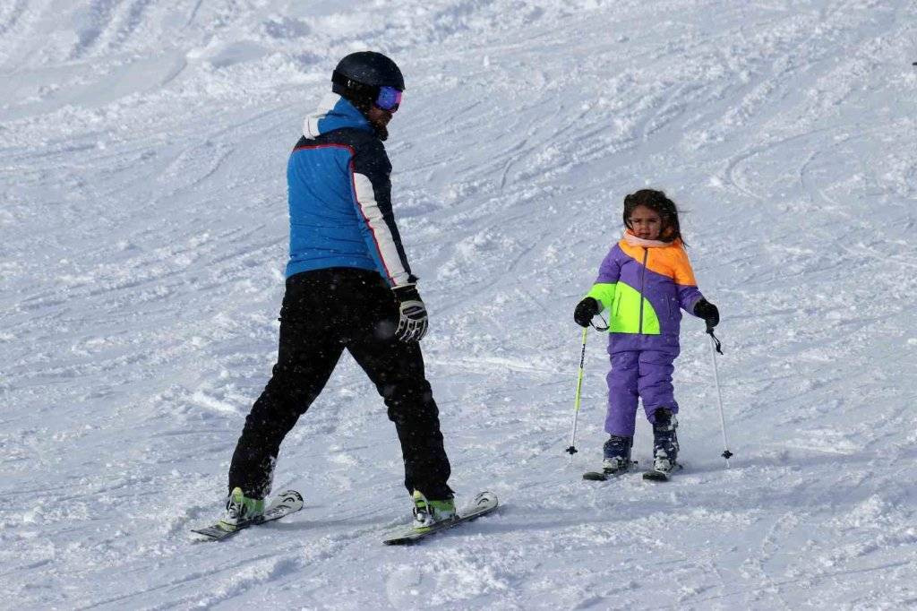 Kartpostalları aratmayan görüntüler... Kar kalınlığı 1 metreyi aştı! Tatilciler o bölgeye akın etti - Resim: 7