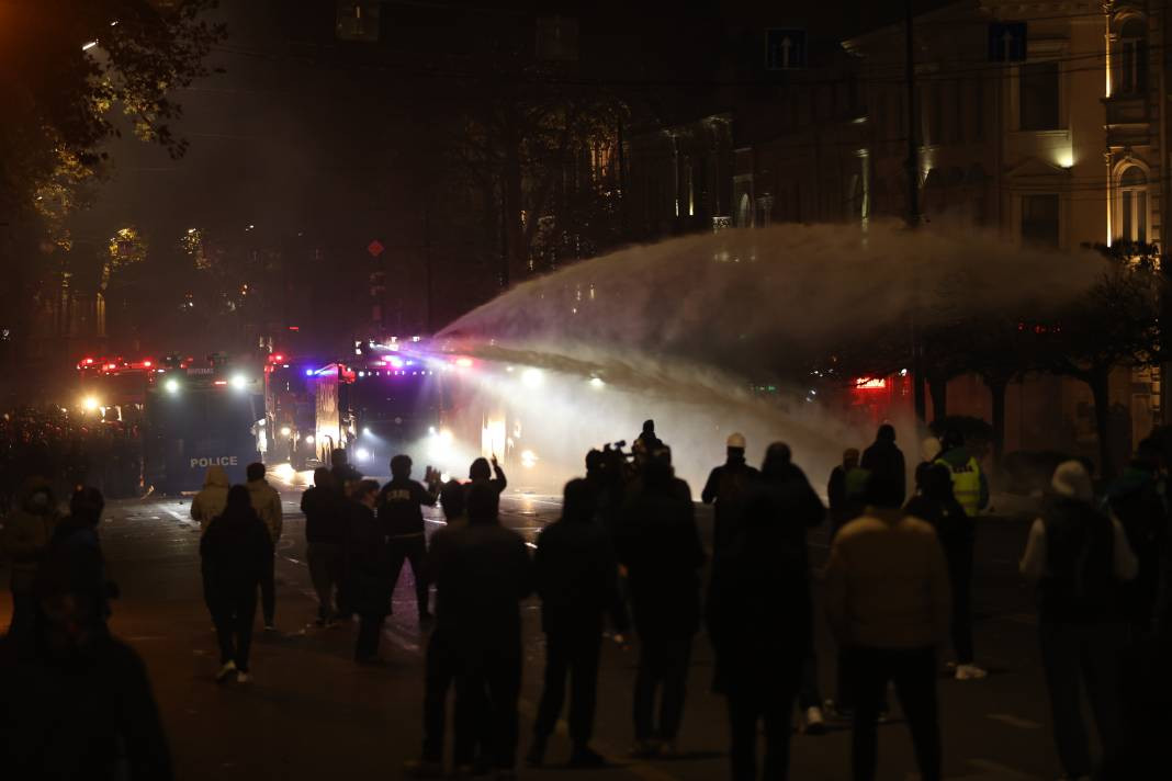 Gürcistan'da sokaklar durulmuyor. Göstericiler her gece sokağa çıkıyor - Resim: 4