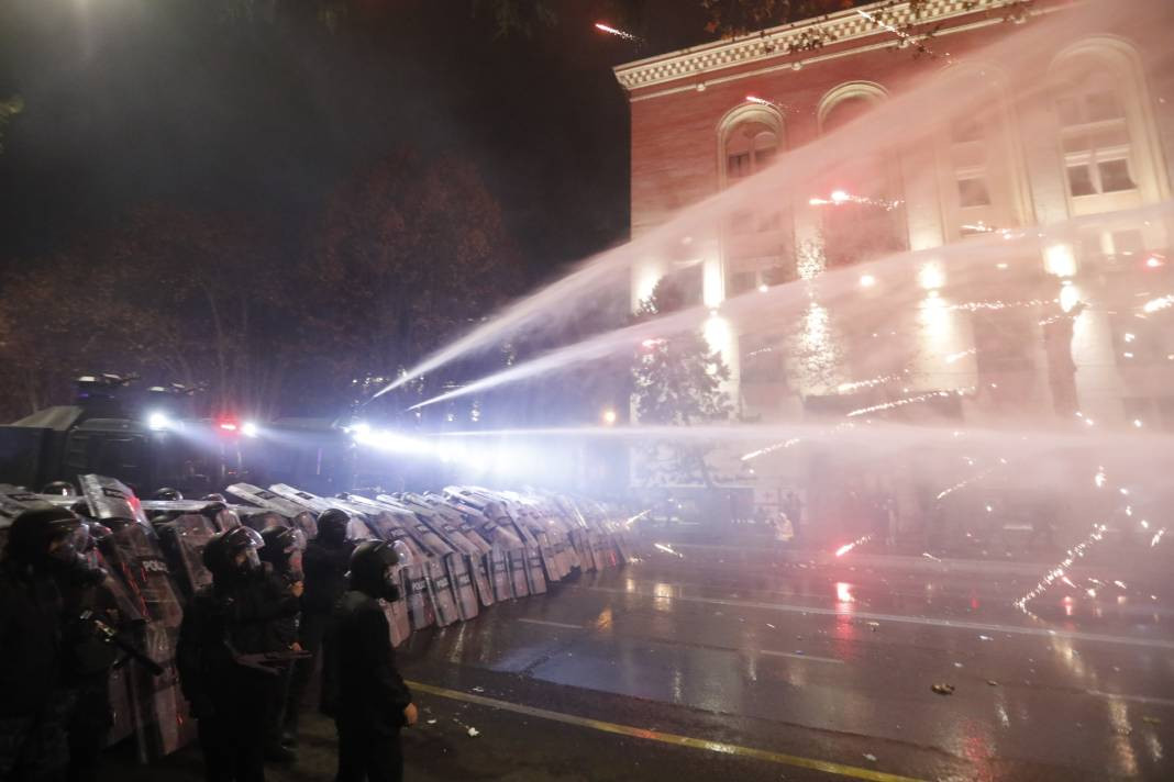 Gürcistan'da sokaklar durulmuyor. Göstericiler her gece sokağa çıkıyor - Resim: 6