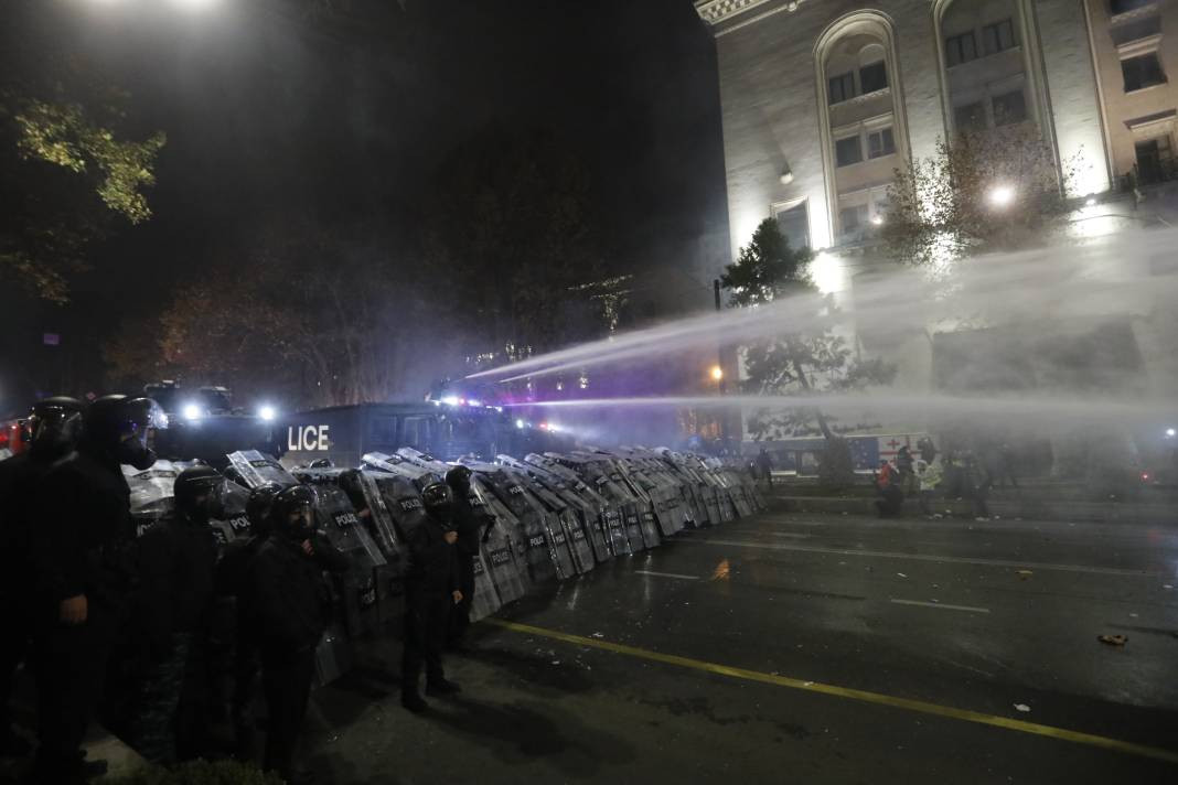 Gürcistan'da sokaklar durulmuyor. Göstericiler her gece sokağa çıkıyor - Resim: 8