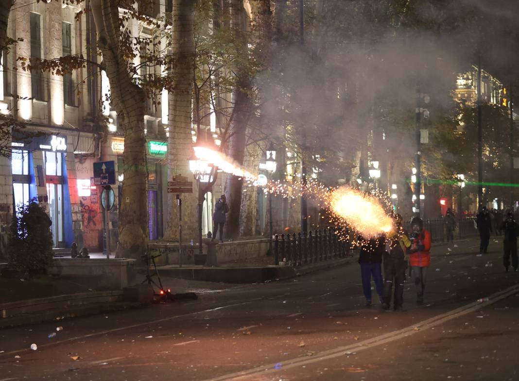 Gürcistan'da sokaklar durulmuyor. Göstericiler her gece sokağa çıkıyor - Resim: 1