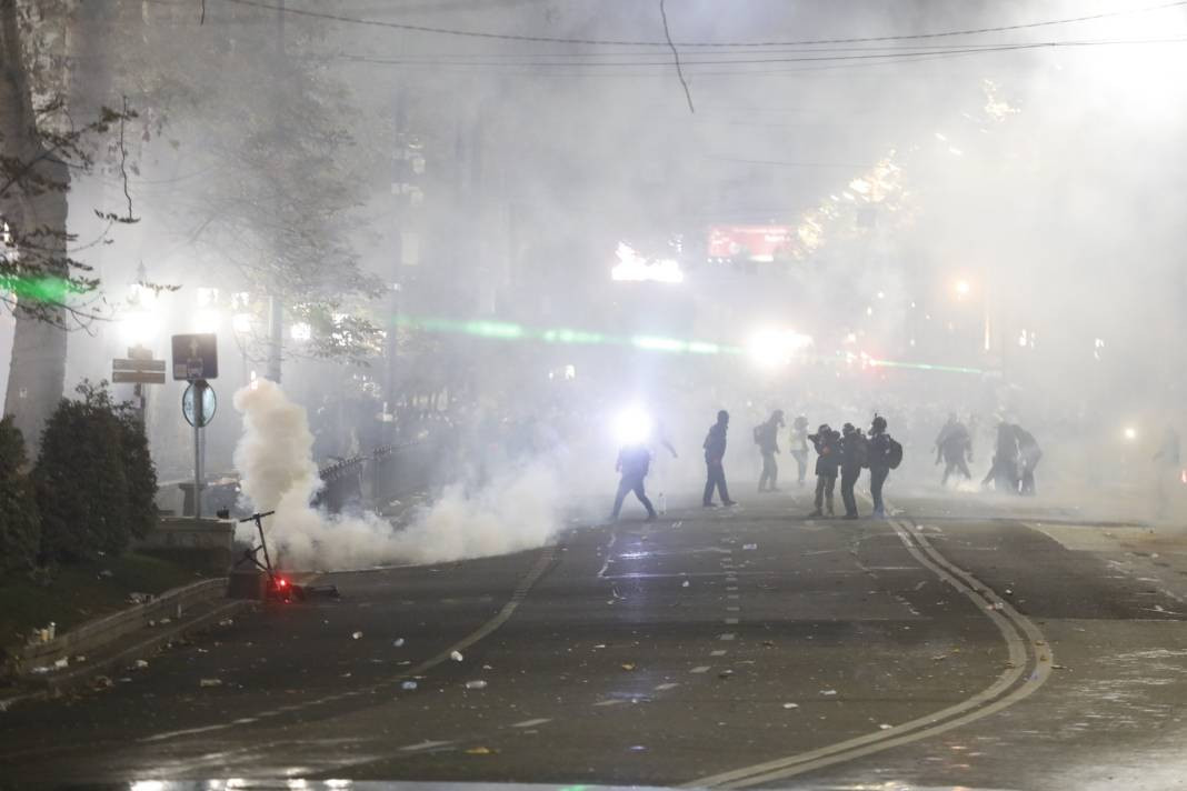 Gürcistan'da sokaklar durulmuyor. Göstericiler her gece sokağa çıkıyor - Resim: 9