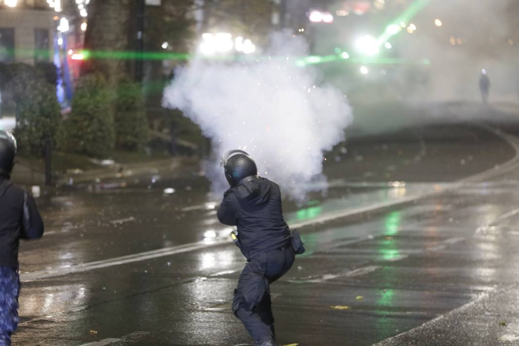 Gürcistan'da sokaklar durulmuyor. Göstericiler her gece sokağa çıkıyor - Resim: 7