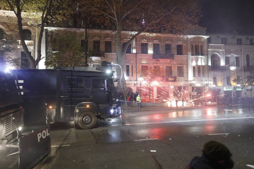 Gürcistan'da sokaklar durulmuyor. Göstericiler her gece sokağa çıkıyor - Resim: 5