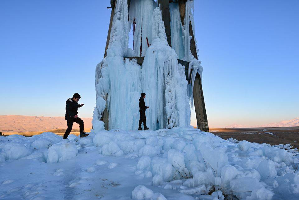 Su deposu buz kulesine döndü. Dondurucu soğuk esir aldı - Resim: 11